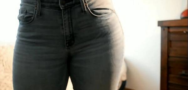  Milf big booty versus pants